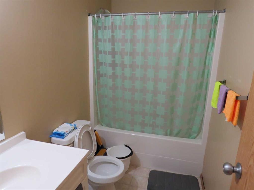 595-100 Jordan Parkway, Red Deer, AB - Indoor Photo Showing Bathroom