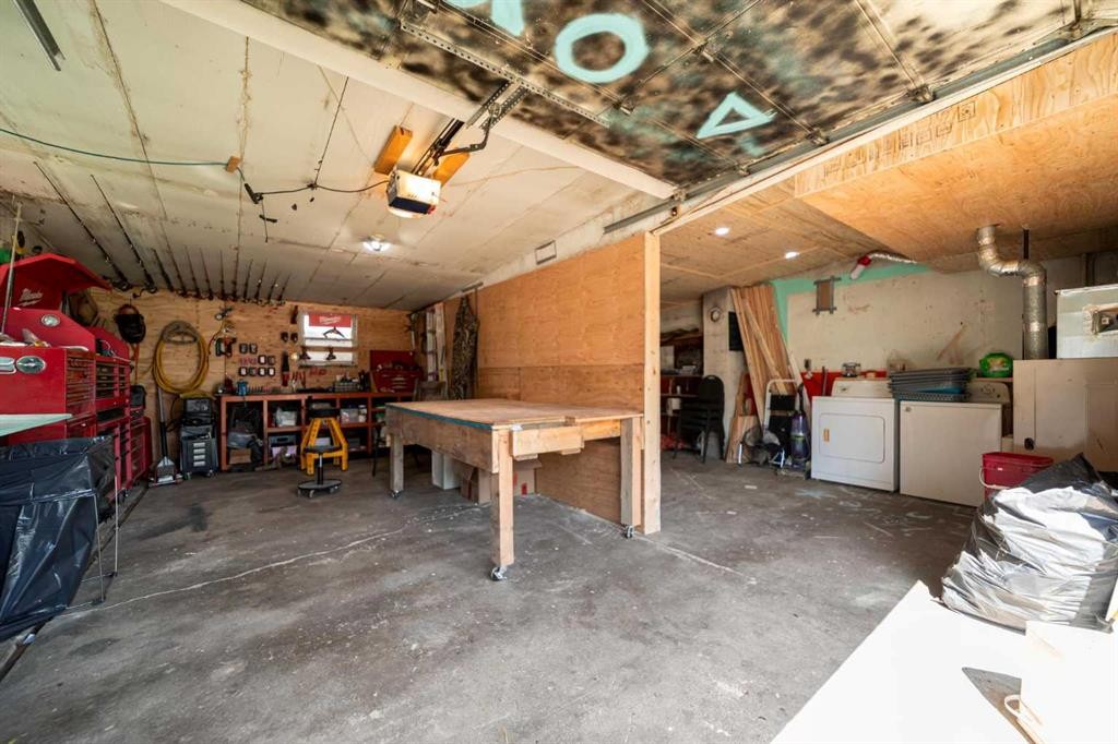 4704 50 Avenue, Killam, AB - Indoor Photo Showing Garage