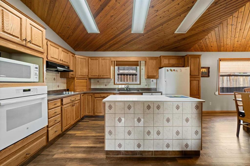 4901 52 Street, Killam, AB - Indoor Photo Showing Kitchen