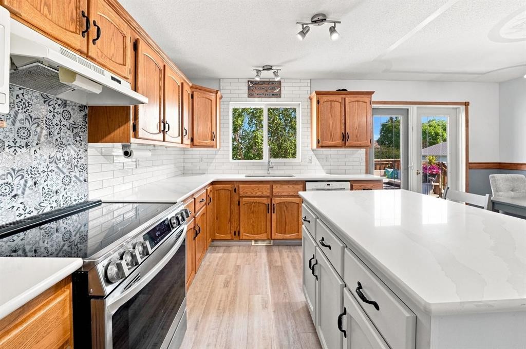 155 Lampard Crescent, Red Deer, AB - Indoor Photo Showing Kitchen With Upgraded Kitchen