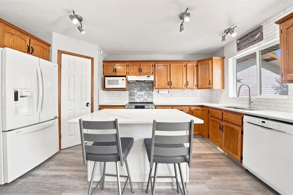 155 Lampard Crescent, Red Deer, AB - Indoor Photo Showing Kitchen