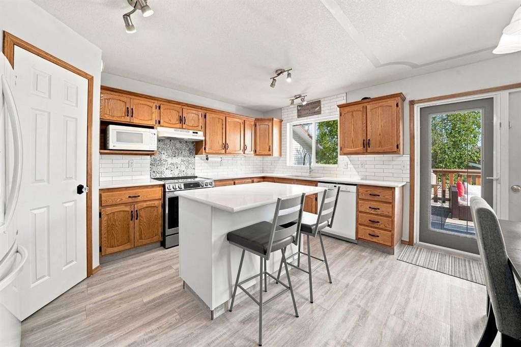 155 Lampard Crescent, Red Deer, AB - Indoor Photo Showing Kitchen