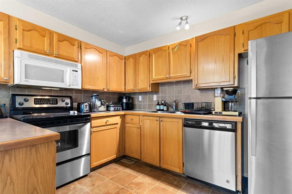5 Mccullough Crescent, Red Deer, AB - Indoor Photo Showing Kitchen