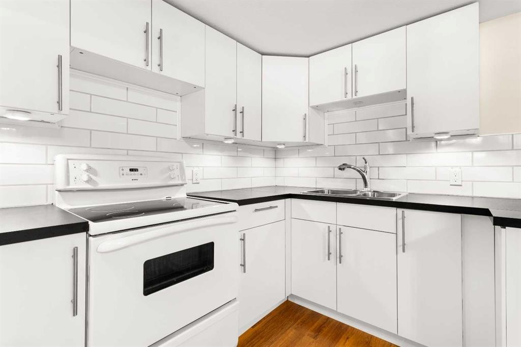 5 Mccullough Crescent, Red Deer, AB - Indoor Photo Showing Kitchen With Double Sink