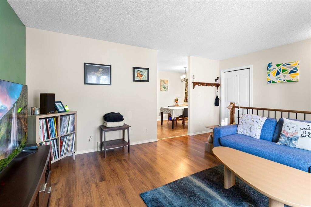 5 Mccullough Crescent, Red Deer, AB - Indoor Photo Showing Living Room