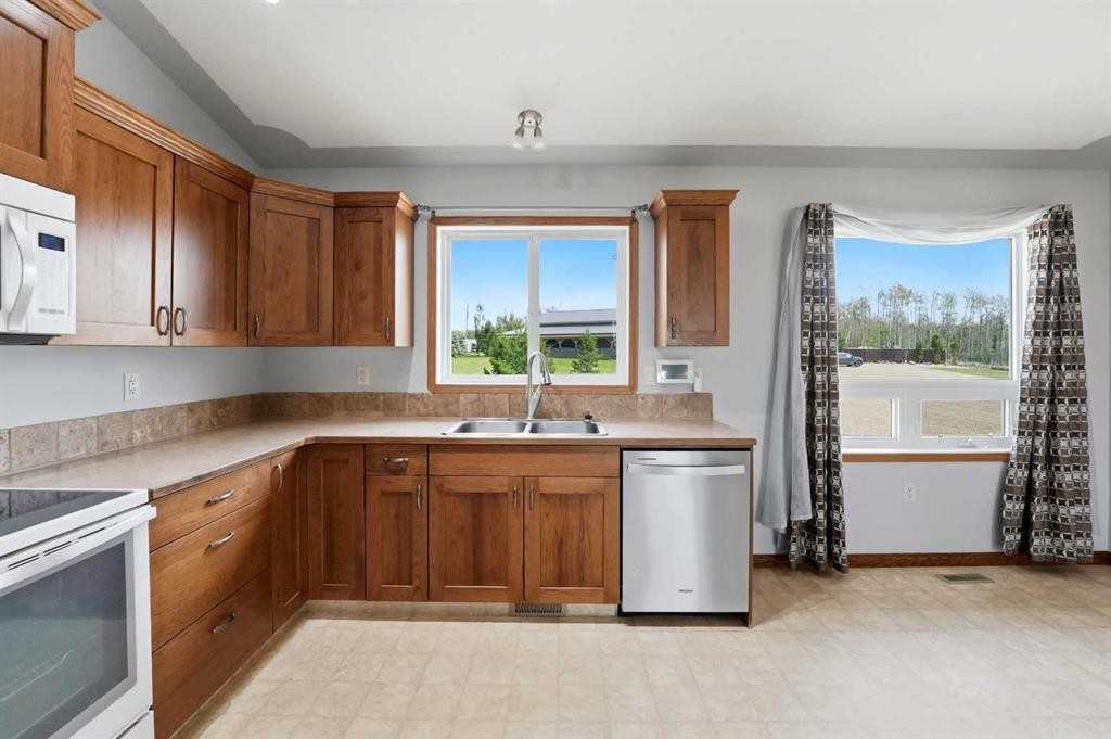 422045 Range Road 10, Rural Ponoka County, AB - Indoor Photo Showing Kitchen With Double Sink
