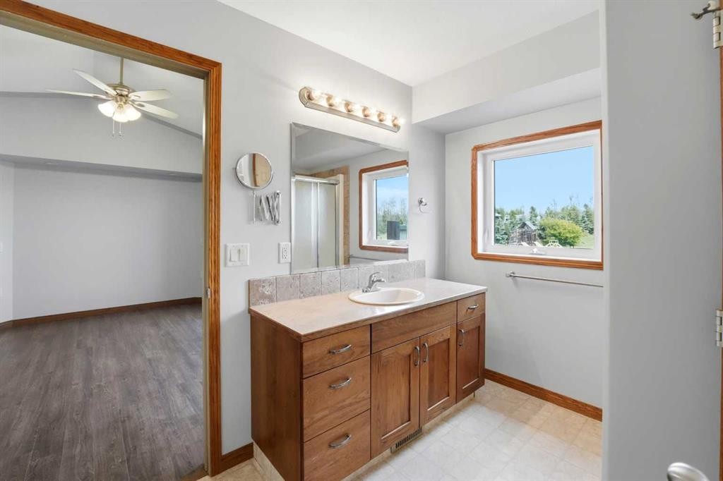 422045 Range Road 10, Rural Ponoka County, AB - Indoor Photo Showing Bathroom