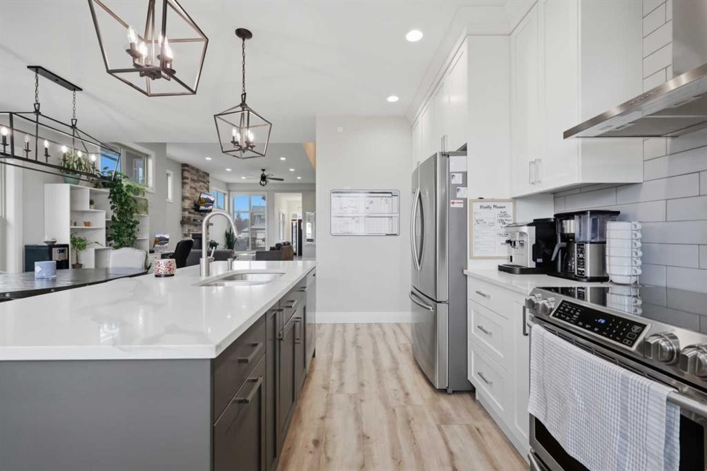 1 Meadow Close, Lacombe, AB - Indoor Photo Showing Kitchen With Upgraded Kitchen