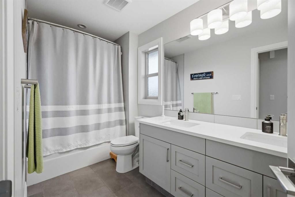 1 Meadow Close, Lacombe, AB - Indoor Photo Showing Bathroom