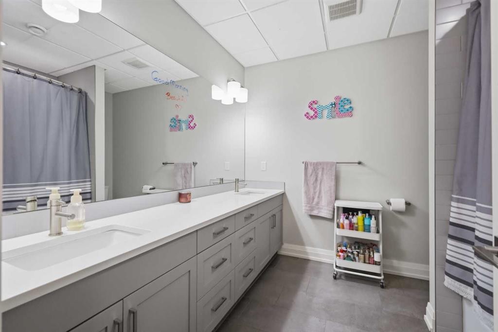 1 Meadow Close, Lacombe, AB - Indoor Photo Showing Bathroom