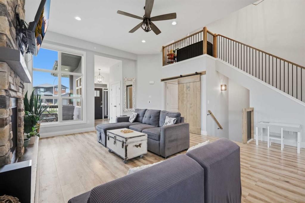 1 Meadow Close, Lacombe, AB - Indoor Photo Showing Living Room