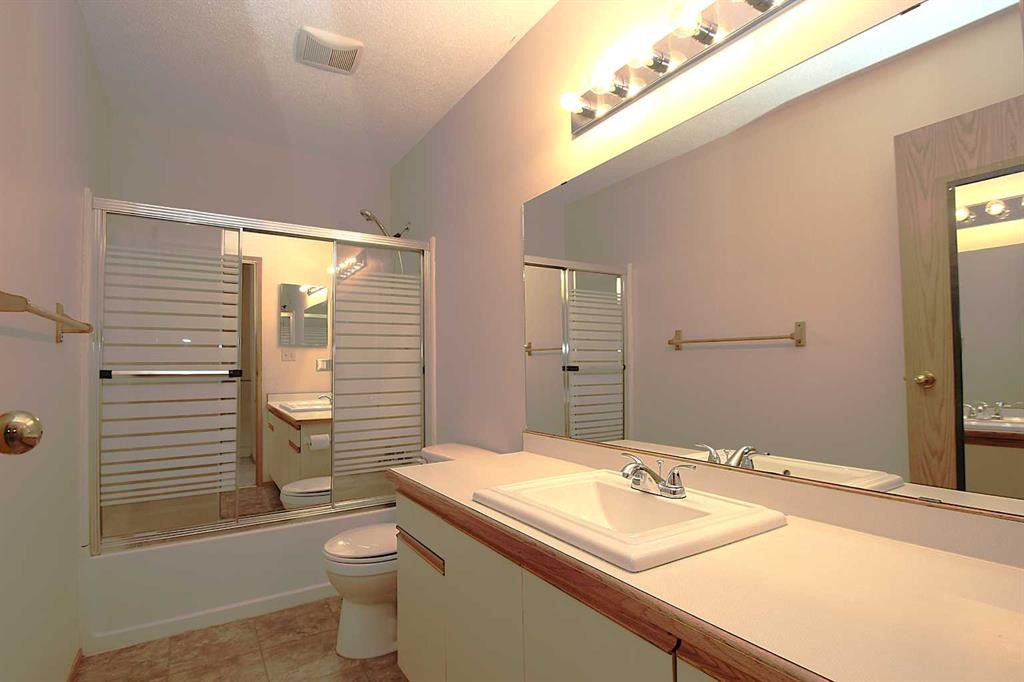9 Greig Close, Red Deer, AB - Indoor Photo Showing Bathroom