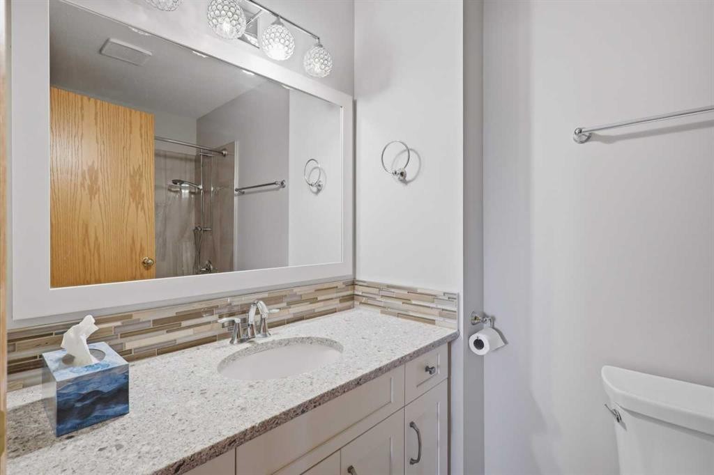 31 Palmer Close, Sylvan Lake, AB - Indoor Photo Showing Bathroom