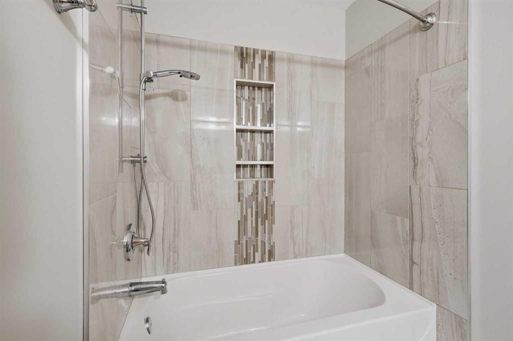 31 Palmer Close, Sylvan Lake, AB - Indoor Photo Showing Bathroom