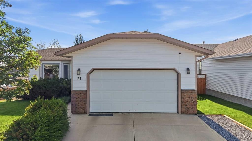 31 Palmer Close, Sylvan Lake, AB - Outdoor With Exterior