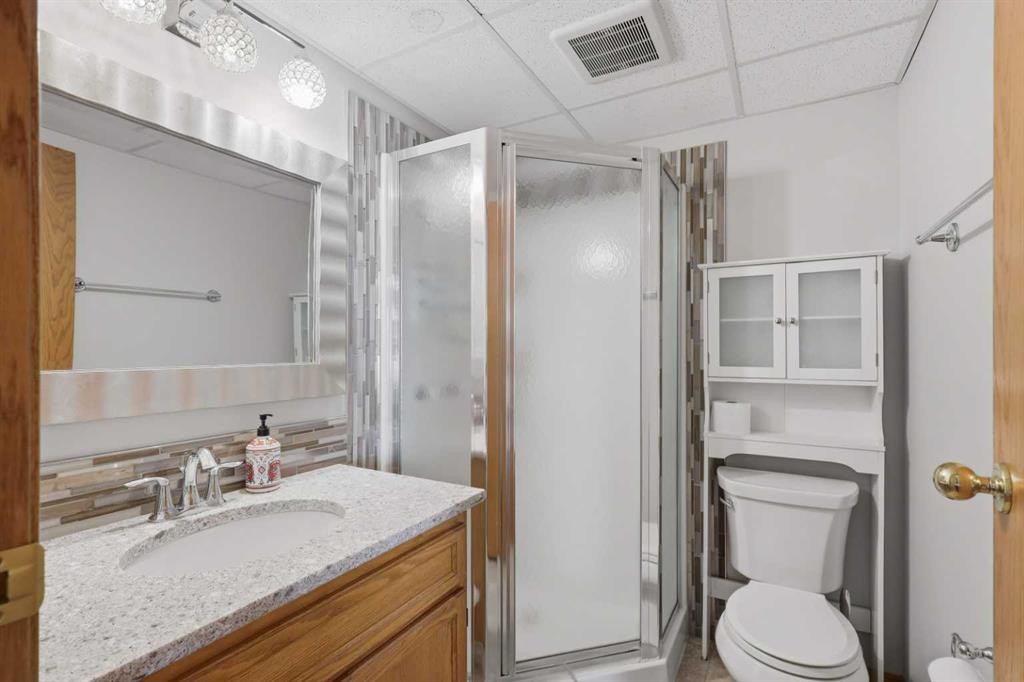 31 Palmer Close, Sylvan Lake, AB - Indoor Photo Showing Bathroom