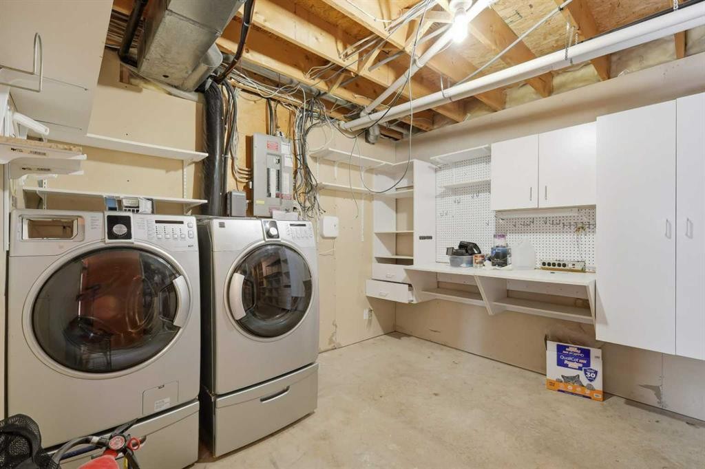 31 Palmer Close, Sylvan Lake, AB - Indoor Photo Showing Laundry Room