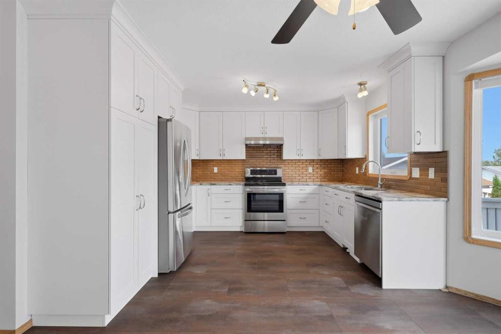 31 Palmer Close, Sylvan Lake, AB - Indoor Photo Showing Kitchen
