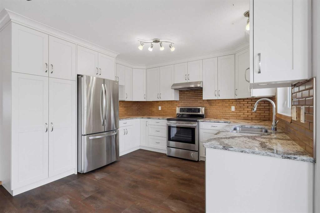 31 Palmer Close, Sylvan Lake, AB - Indoor Photo Showing Kitchen With Double Sink
