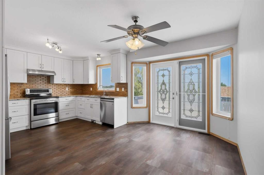 31 Palmer Close, Sylvan Lake, AB - Indoor Photo Showing Kitchen