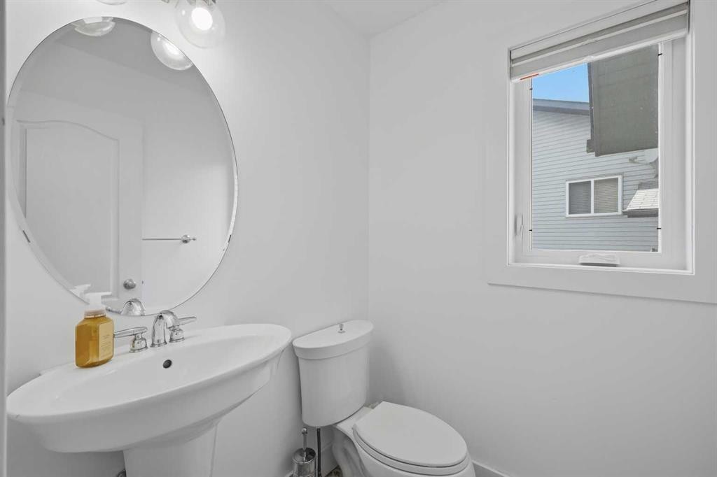 13 Hendrickson Bay, Sylvan Lake, AB - Indoor Photo Showing Bathroom