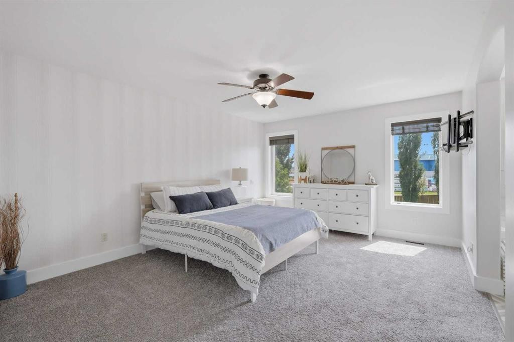 13 Hendrickson Bay, Sylvan Lake, AB - Indoor Photo Showing Bedroom