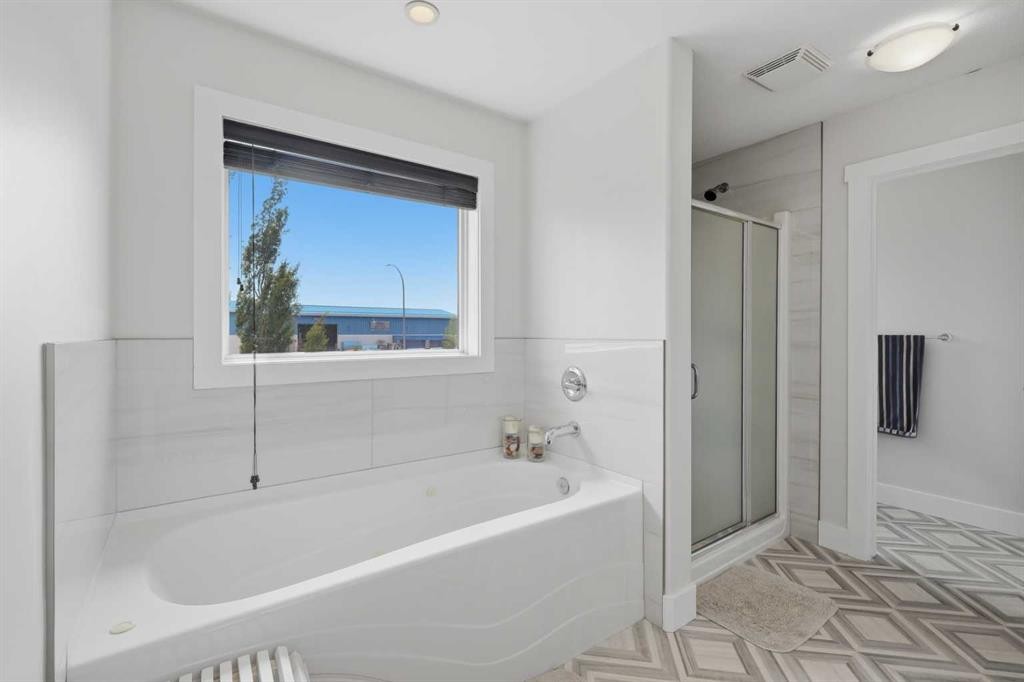 13 Hendrickson Bay, Sylvan Lake, AB - Indoor Photo Showing Bathroom