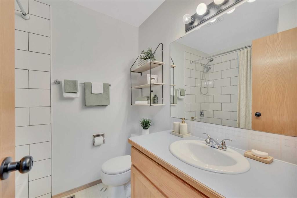 14 Eakins Crescent, Red Deer, AB - Indoor Photo Showing Bathroom