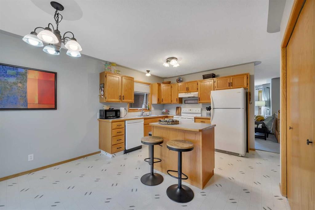 14 Eakins Crescent, Red Deer, AB - Indoor Photo Showing Kitchen
