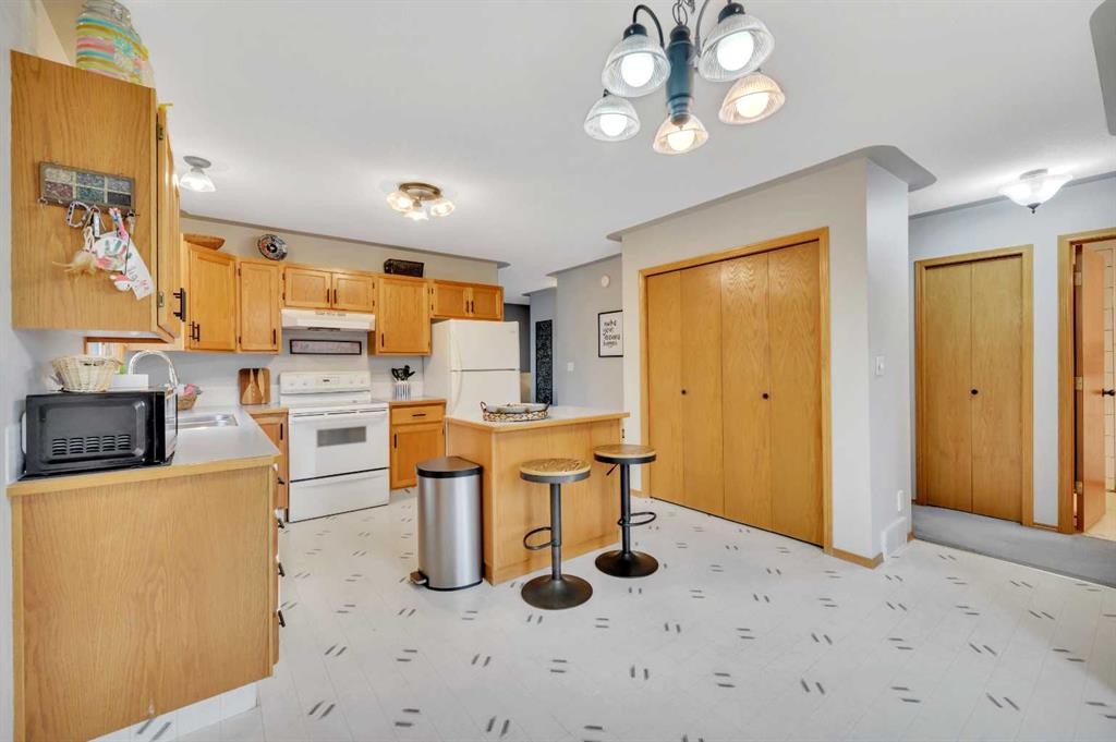 14 Eakins Crescent, Red Deer, AB - Indoor Photo Showing Kitchen