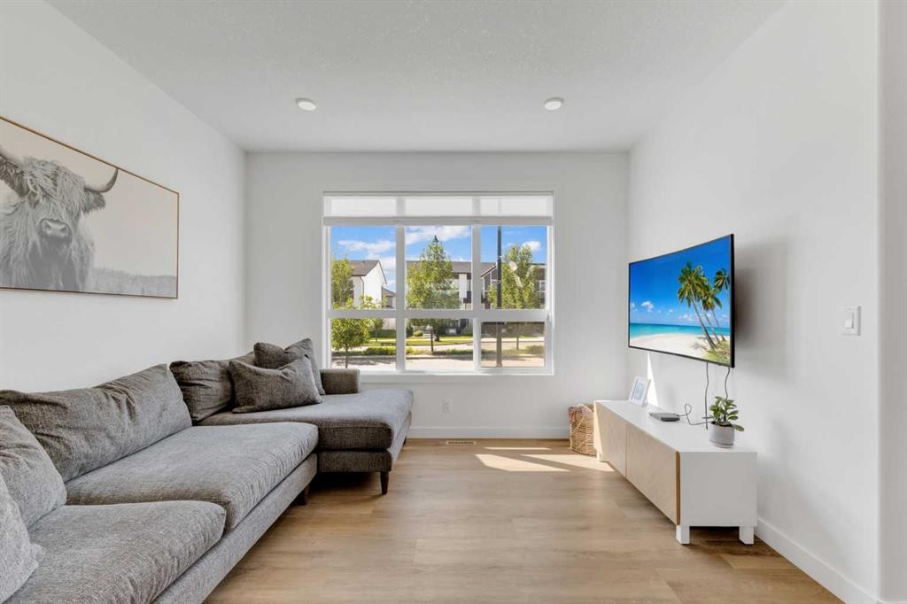 A-10 Evergreen Way, Red Deer, AB - Indoor Photo Showing Living Room