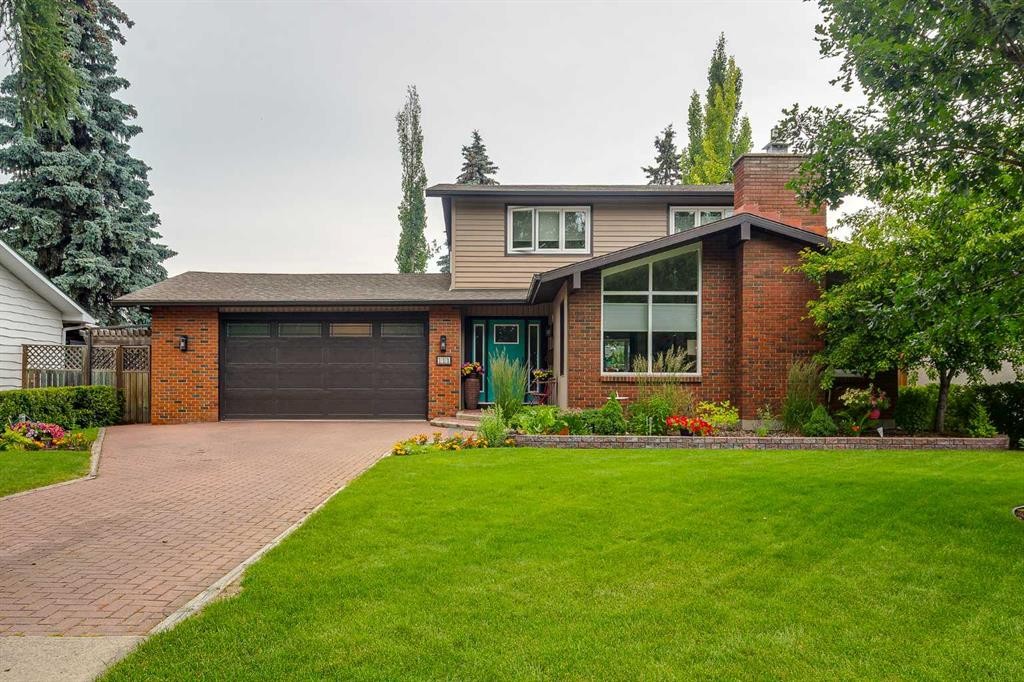 111 Selkirk Boulevard, Red Deer, AB - Outdoor With Facade