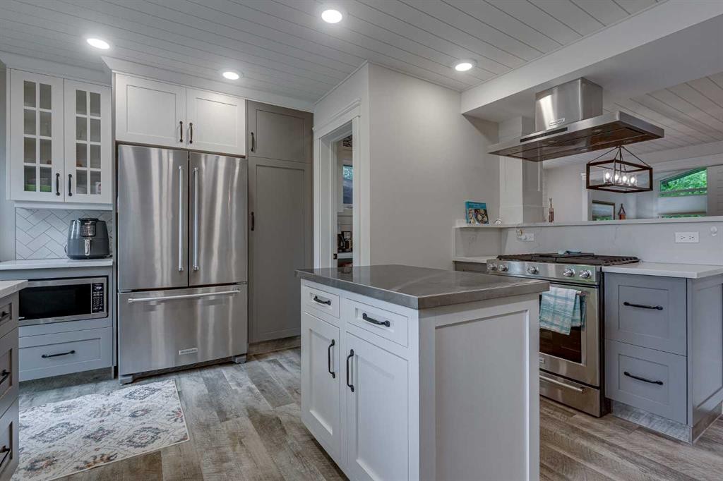 111 Selkirk Boulevard, Red Deer, AB - Indoor Photo Showing Kitchen