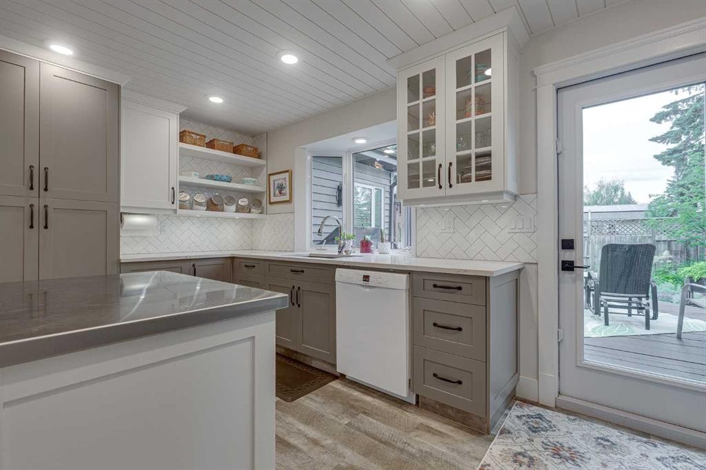 111 Selkirk Boulevard, Red Deer, AB - Indoor Photo Showing Kitchen With Double Sink