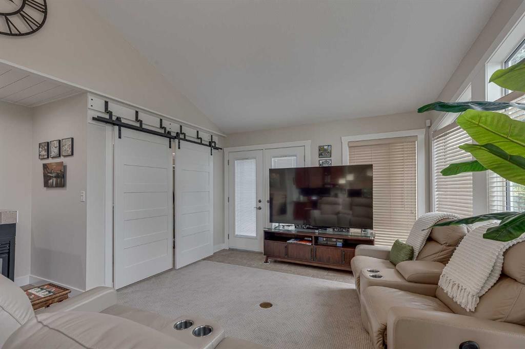 111 Selkirk Boulevard, Red Deer, AB - Indoor Photo Showing Living Room