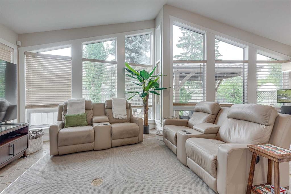 111 Selkirk Boulevard, Red Deer, AB - Indoor Photo Showing Living Room