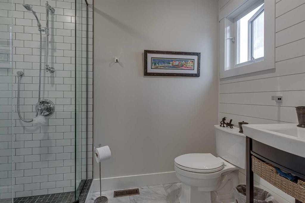 111 Selkirk Boulevard, Red Deer, AB - Indoor Photo Showing Bathroom