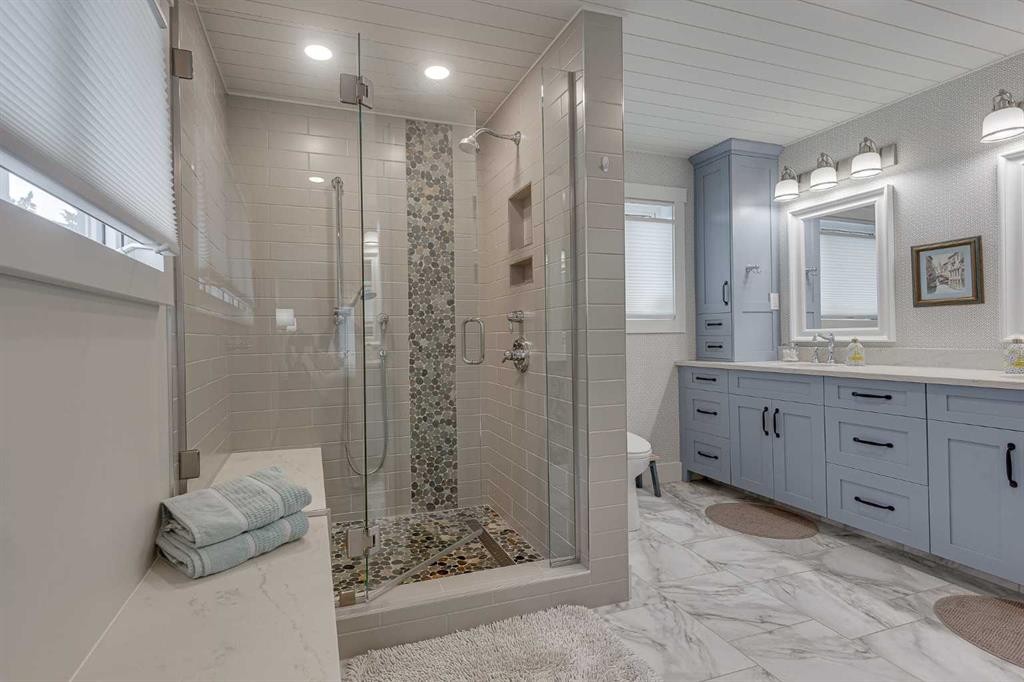111 Selkirk Boulevard, Red Deer, AB - Indoor Photo Showing Bathroom
