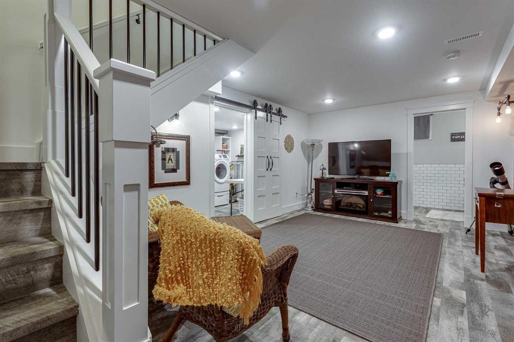 111 Selkirk Boulevard, Red Deer, AB - Indoor