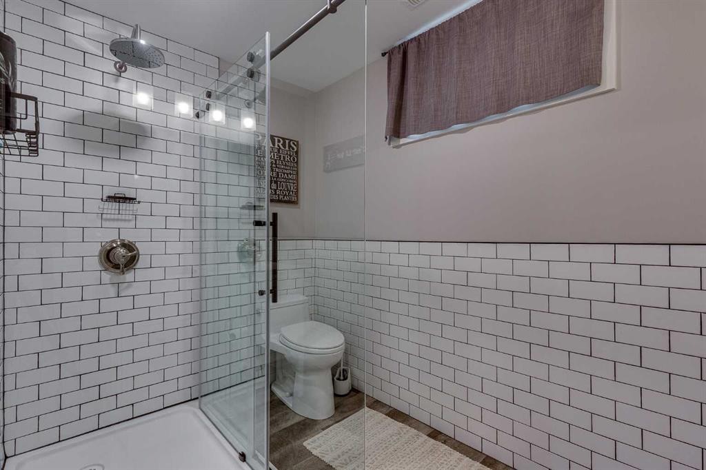 111 Selkirk Boulevard, Red Deer, AB - Indoor Photo Showing Bathroom