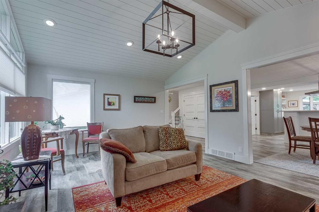 111 Selkirk Boulevard, Red Deer, AB - Indoor Photo Showing Living Room