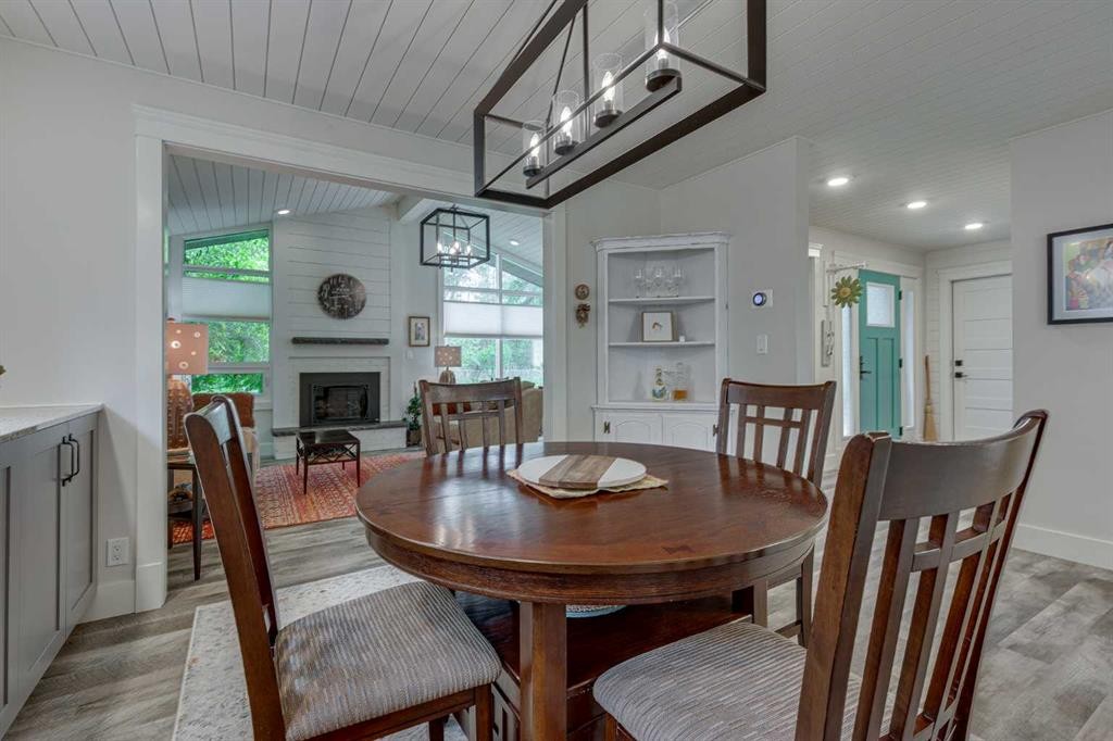 111 Selkirk Boulevard, Red Deer, AB - Indoor Photo Showing Dining Room