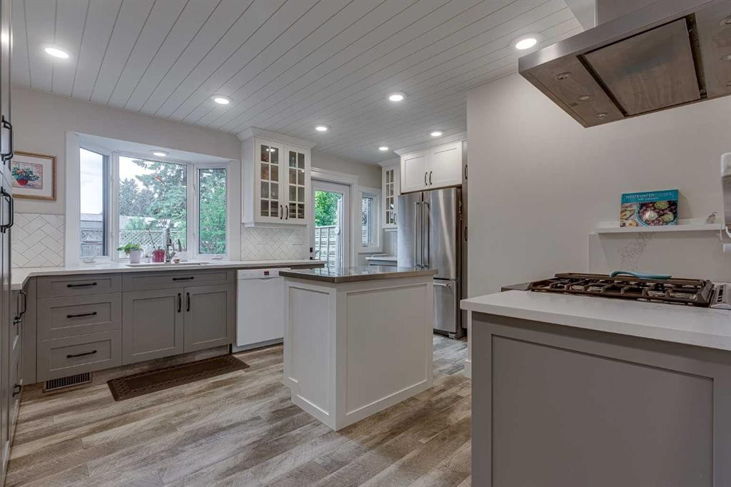 111 Selkirk Boulevard, Red Deer, AB - Indoor Photo Showing Kitchen With Upgraded Kitchen