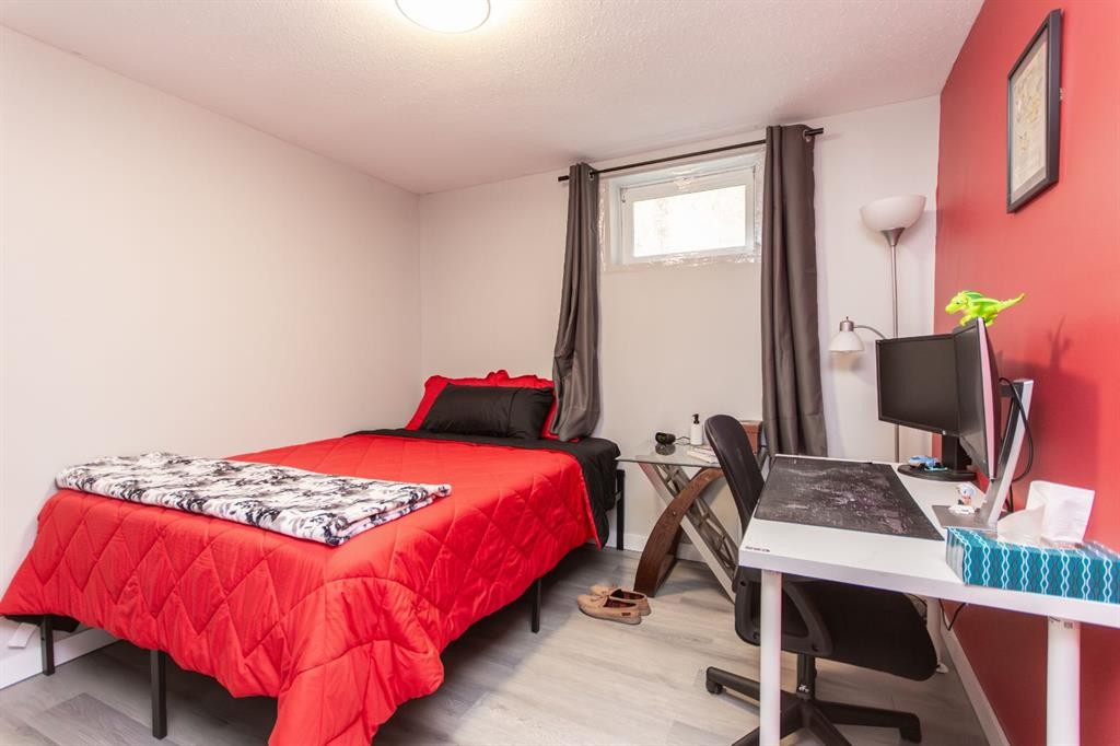 6308 61 Avenue, Red Deer, AB - Indoor Photo Showing Bedroom