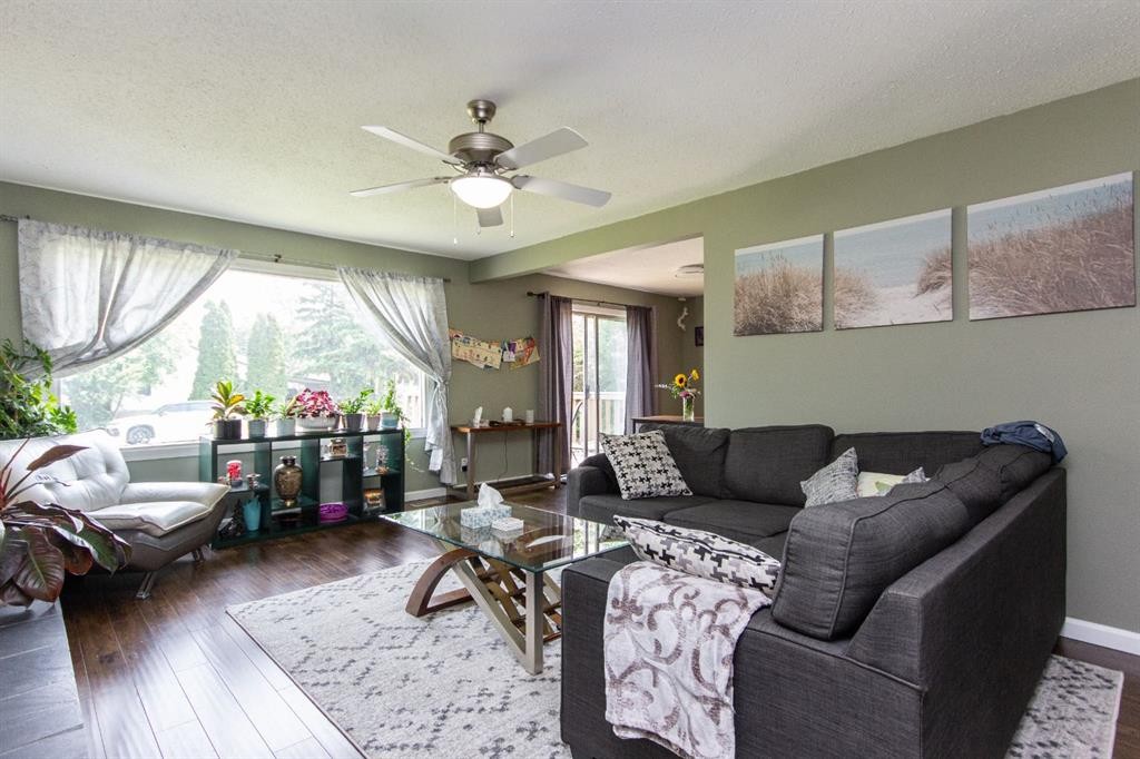 6308 61 Avenue, Red Deer, AB - Indoor Photo Showing Living Room