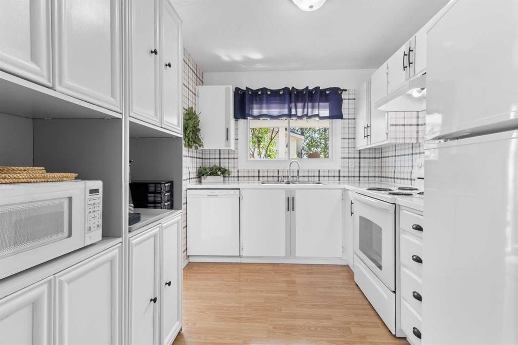 45 Sylvan Drive, Sylvan Lake, AB - Indoor Photo Showing Kitchen