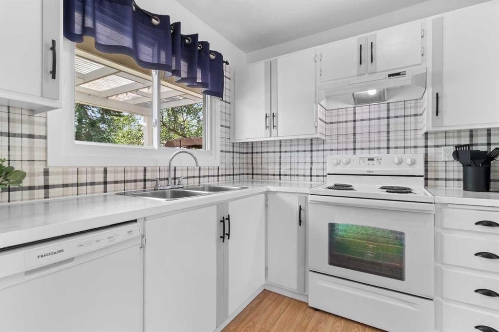 45 Sylvan Drive, Sylvan Lake, AB - Indoor Photo Showing Kitchen With Double Sink