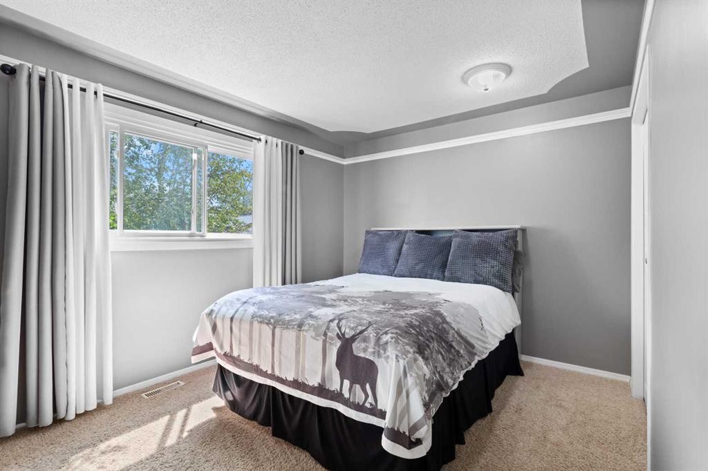 45 Sylvan Drive, Sylvan Lake, AB - Indoor Photo Showing Bedroom