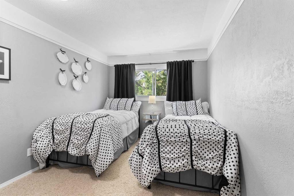45 Sylvan Drive, Sylvan Lake, AB - Indoor Photo Showing Bedroom