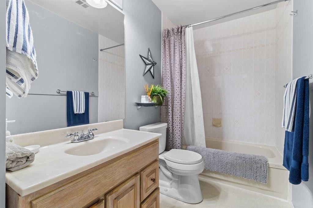 45 Sylvan Drive, Sylvan Lake, AB - Indoor Photo Showing Bathroom